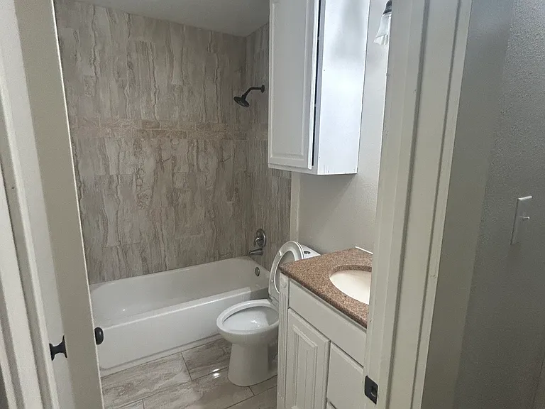 1026 W Gramercy Pl #2 — Photo 15