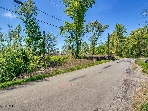 3rd image of 713 Oak Grove Rd