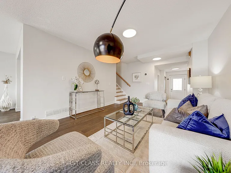 85 Madsen Cres — Photo 6