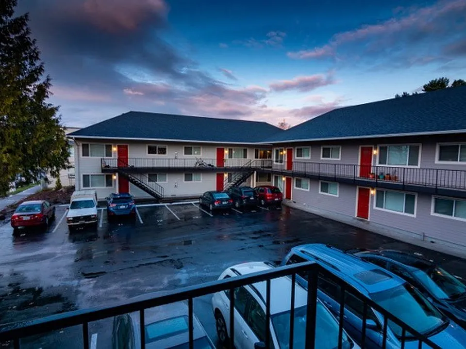 Get 1 Month FREE! Top-Floor 2-Bedroom with Bamboo Flooring + Off-Street Parking!