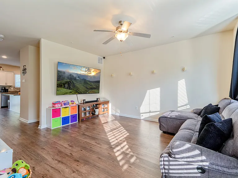 8335 Daydream Cres — Photo 11