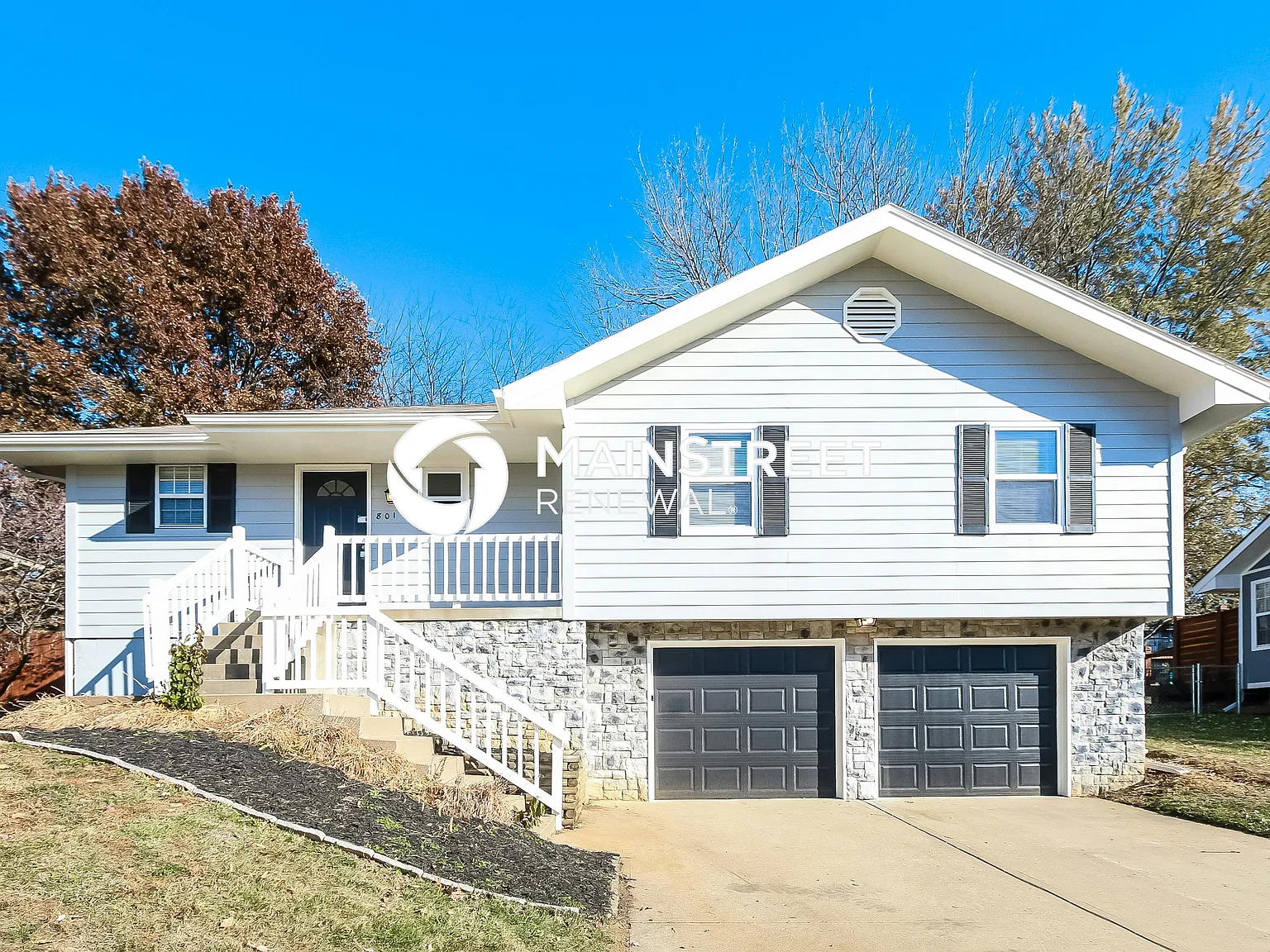 801 NE Lyon Dr — Photo 2