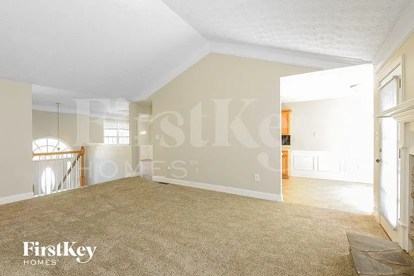 4 bed, 3.0 bath, 2328 sqft, $2,295 — Photo 4
