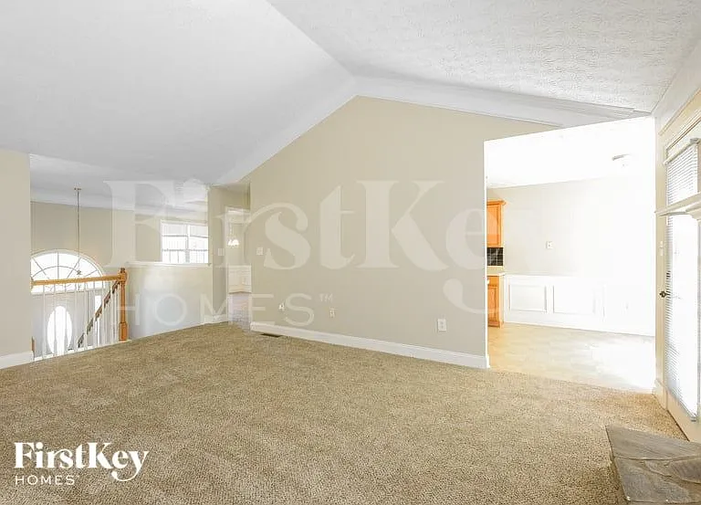 194 Rochester Ct — Photo 4