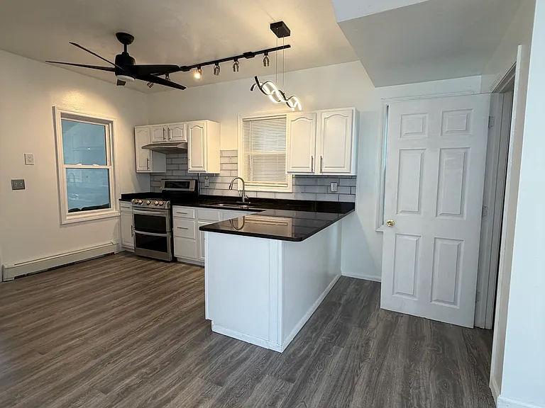 38 Marion Ave N — Photo 15