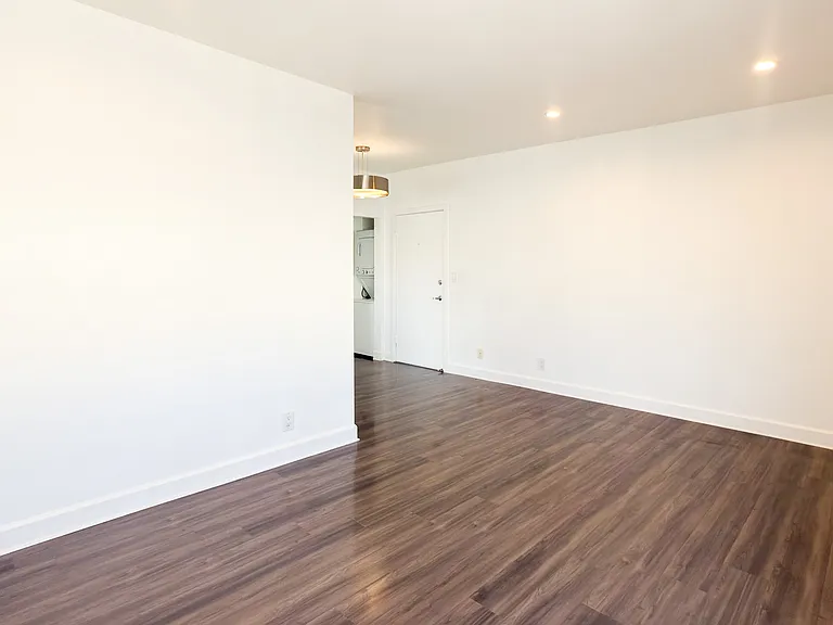 319 N Heliotrope Dr — Photo 6