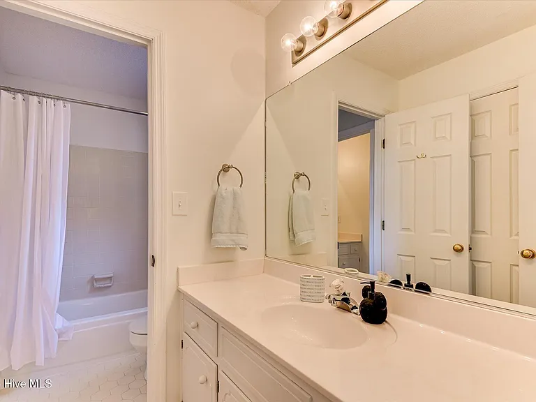 2528 Commons Trce — Photo 38