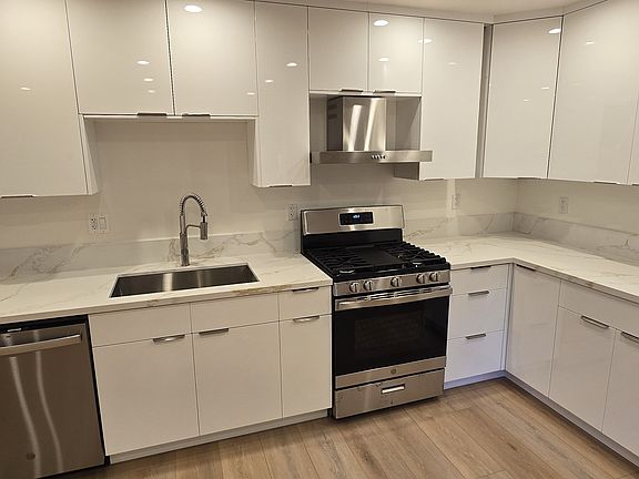 5th image of 7016 Van Noord Ave #B