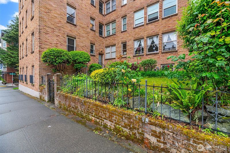 4th image of 1427 3rd Avenue W #8