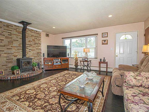 3rd image of 39 Wavecrest Ave