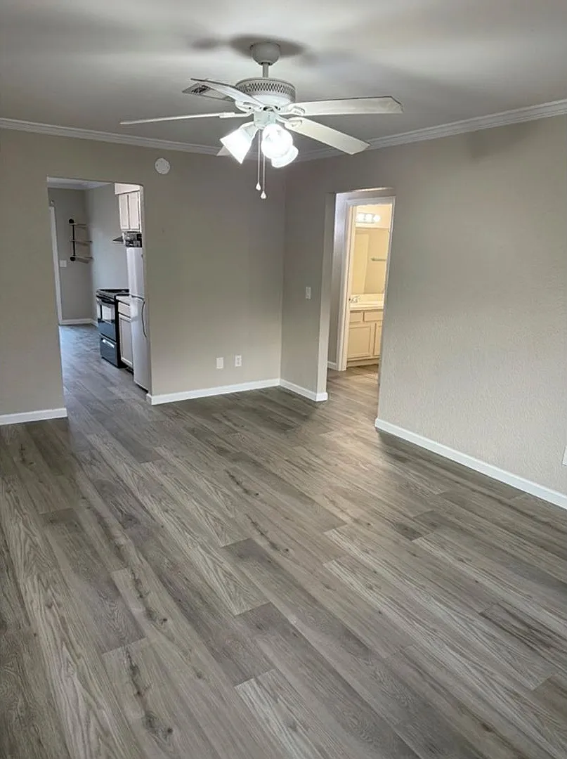 New remodeled 2 bedroom 1 bath unit with private patio and full size washer and dryer hookups!! — Photo 2