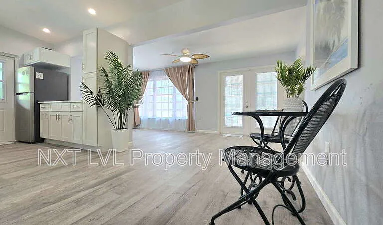 2348 Burton Ave — Photo 13