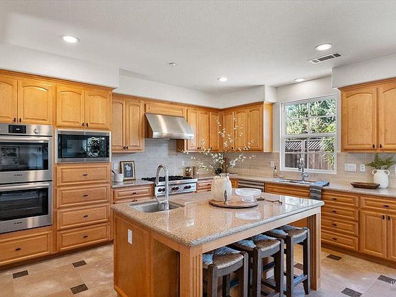 3rd image of 10 Creekview Court