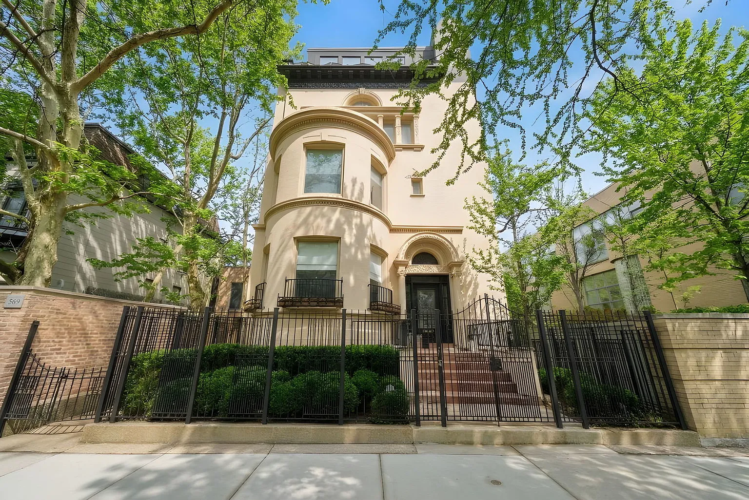 1352 N La Salle Dr photo 1