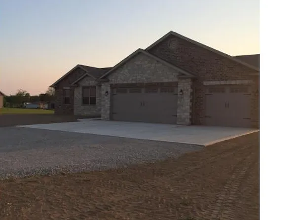 3091 Final Dr, Highland, IL 62249