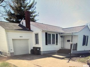937 Edgehill Rd, Jacksonville, IL 62650