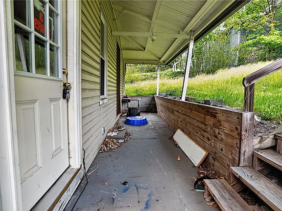 2nd image of 807 Maple Dr