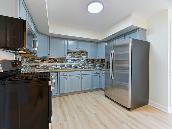 5th image of 1113 Holiday Ln APT 8