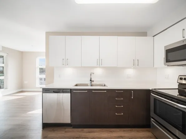 Sundance Apartments, 143 E 21st St, North Vancouver, BC V7L 3B6