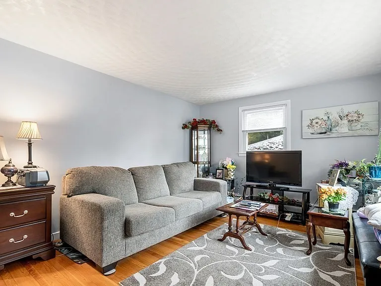 87 Moore Ave — Photo 5