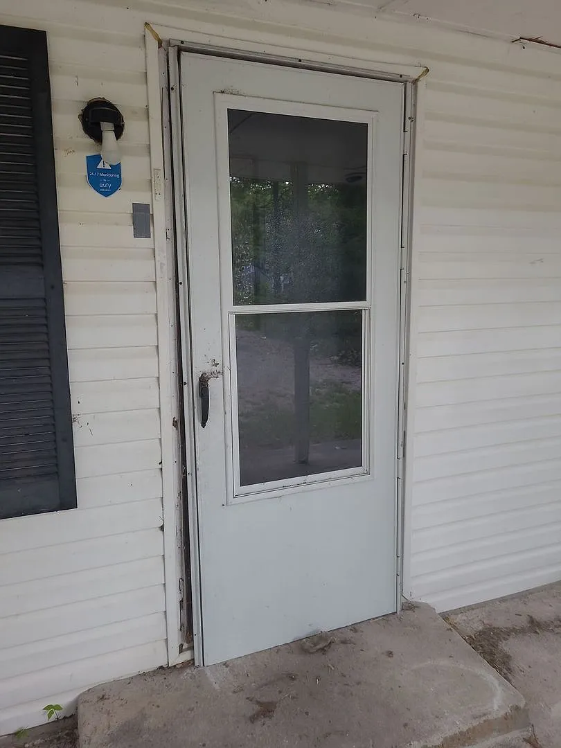 3 Bedroom 2 Bathroom with a partially fenced yard! Housing Vouchers Accepted! — Photo 4