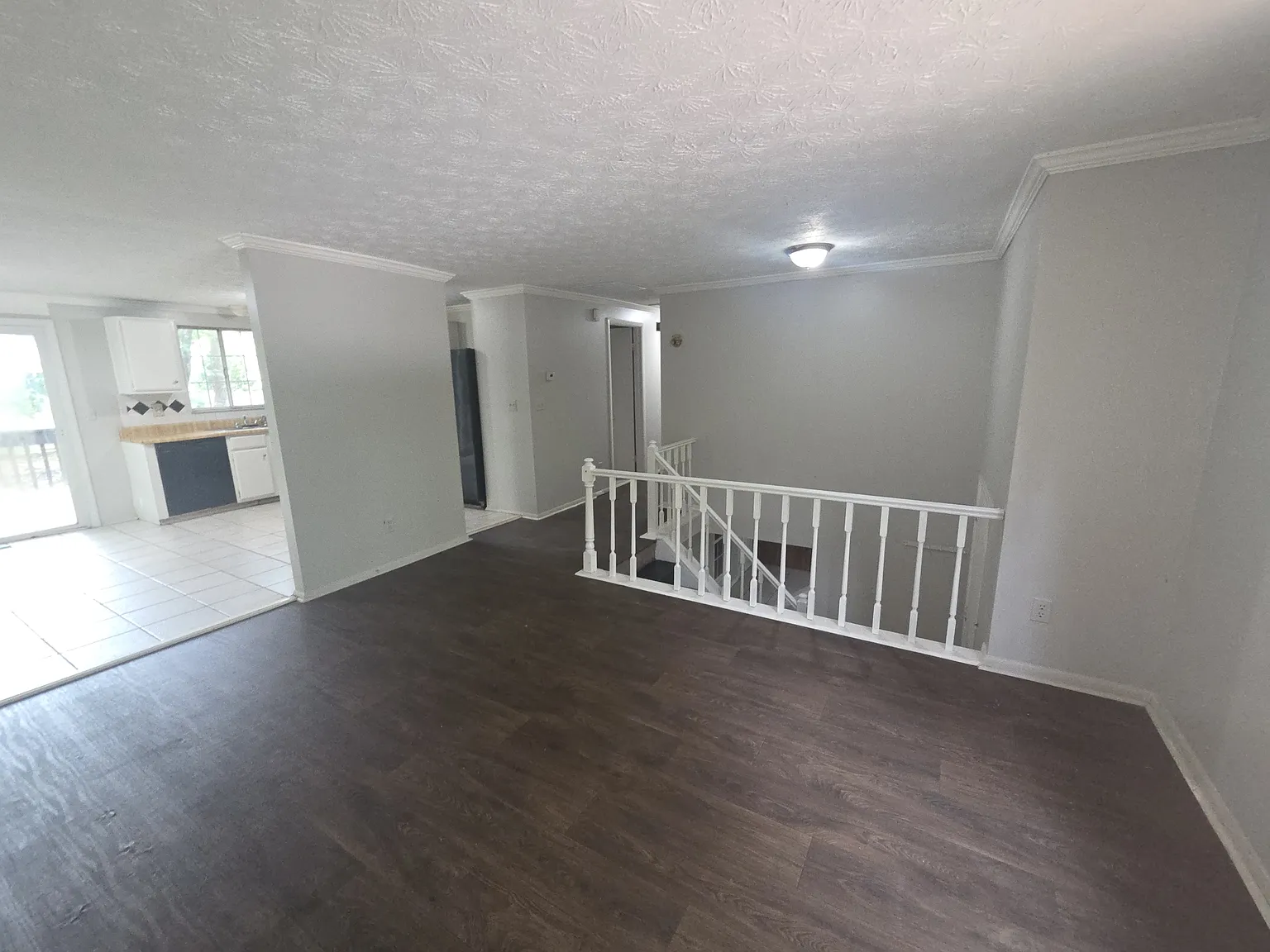 5 bed, 2600 sqft, $2,290 — Photo 2