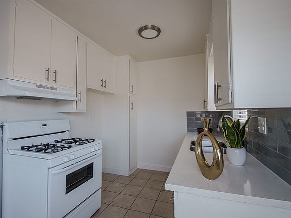 3rd image of 1037 E 4th St APT 9