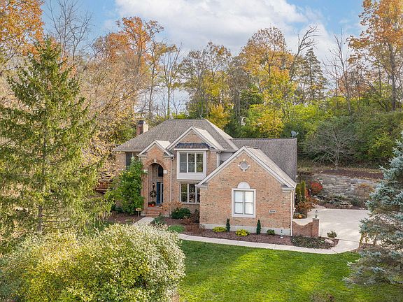 3rd image of 1199 Devou Woods Dr