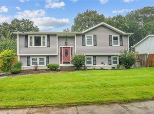 28 Moulton Cir, Warwick, RI 02886