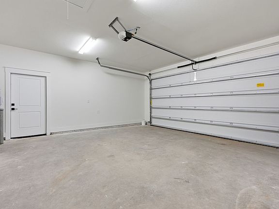 4th image of 5855 Congress St