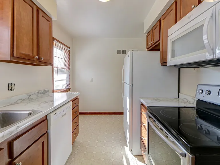 602 S Mattis Ave — Photo 5