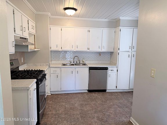 5th image of 2002 Forrest St