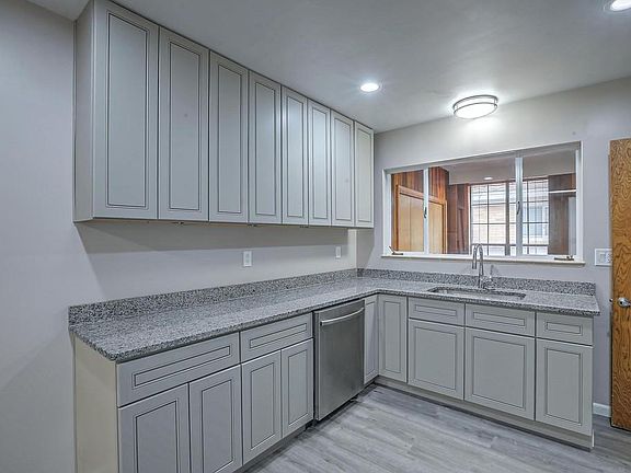 4th image of 804 Palomas Dr NE