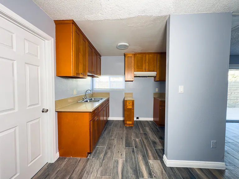 10923 California Ave #B — Photo 6