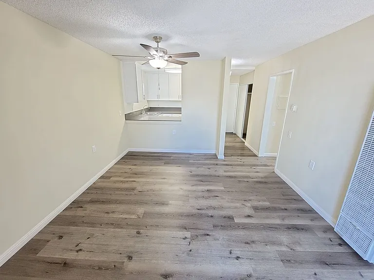 Arleta Apartments — Photo 14