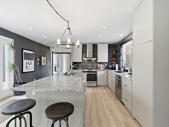 4th image of 1043 Queens Bush Rd