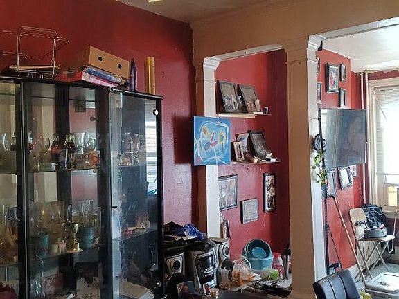 2nd image of 1041 W Monmouth St