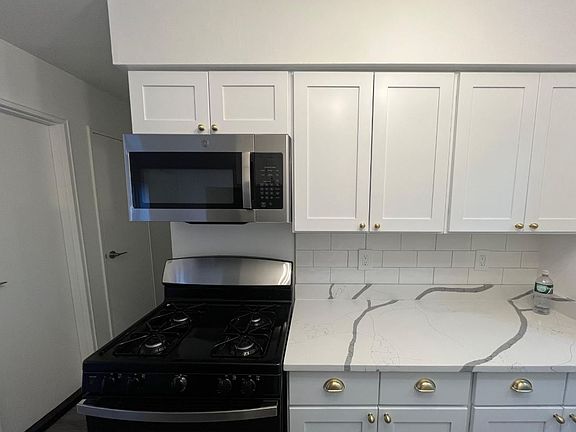 2nd image of 554 Jersey Ave #16