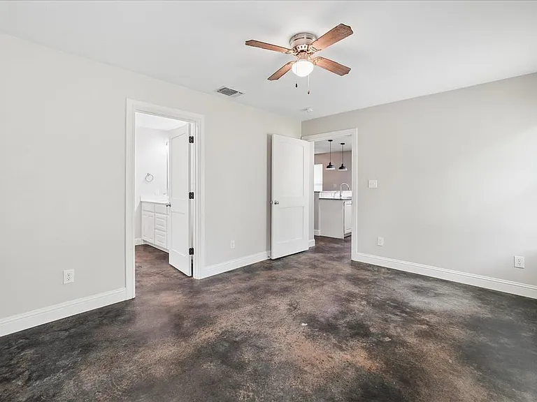 501 E Day St — Photo 18