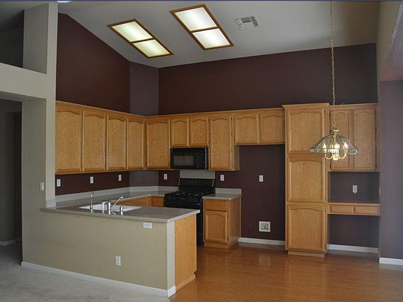 3rd image of 292 Hornsby Ct