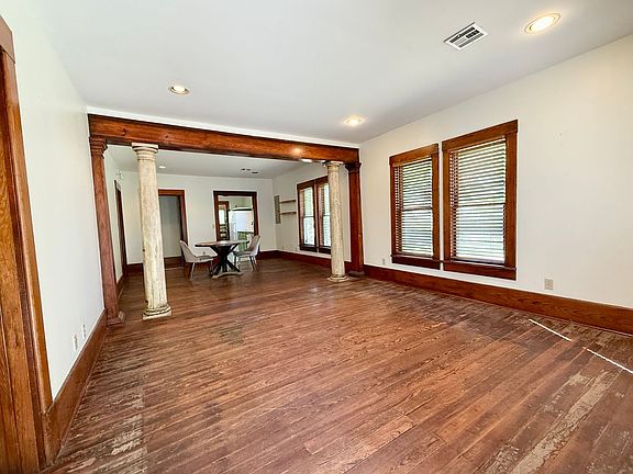 4th image of 202 S Lahoma Ave