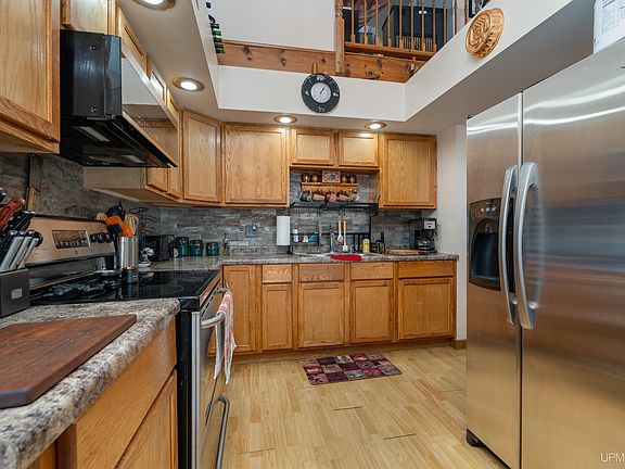 4th image of 856 N River Rd