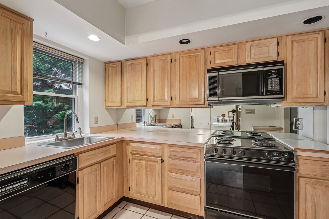 W Montgomery Ave-S1410-015.jpg