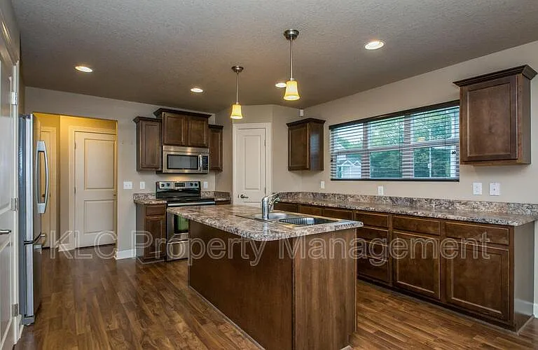 3500 Park Side Dr — Photo 2