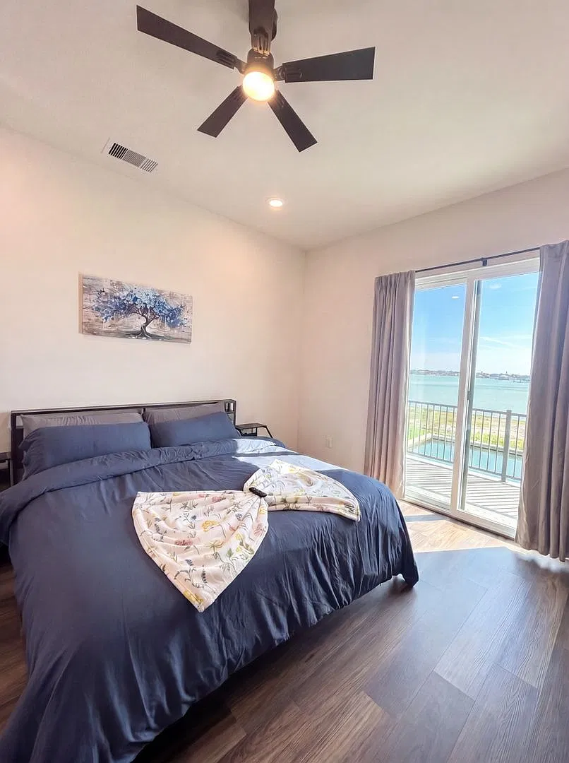 Charming 3BR Townhome in Seabrook — Photo 2