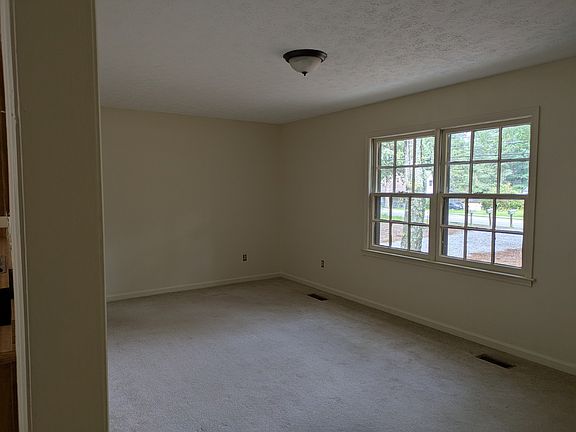3rd image of 46 Harden Hill Dr