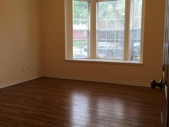 5th image of 303 Parkhurst Ln
