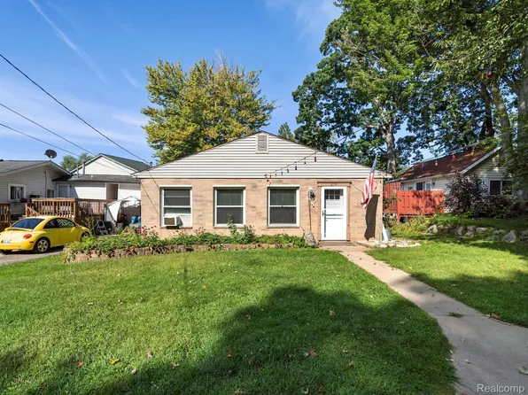 274 Pine Dr, Oakland, MI 48363