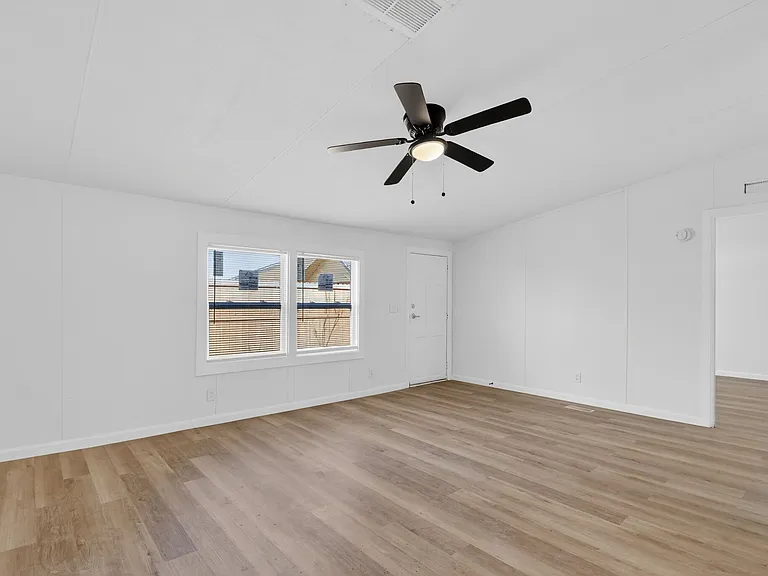 1134 Robinson Ave — Photo 4