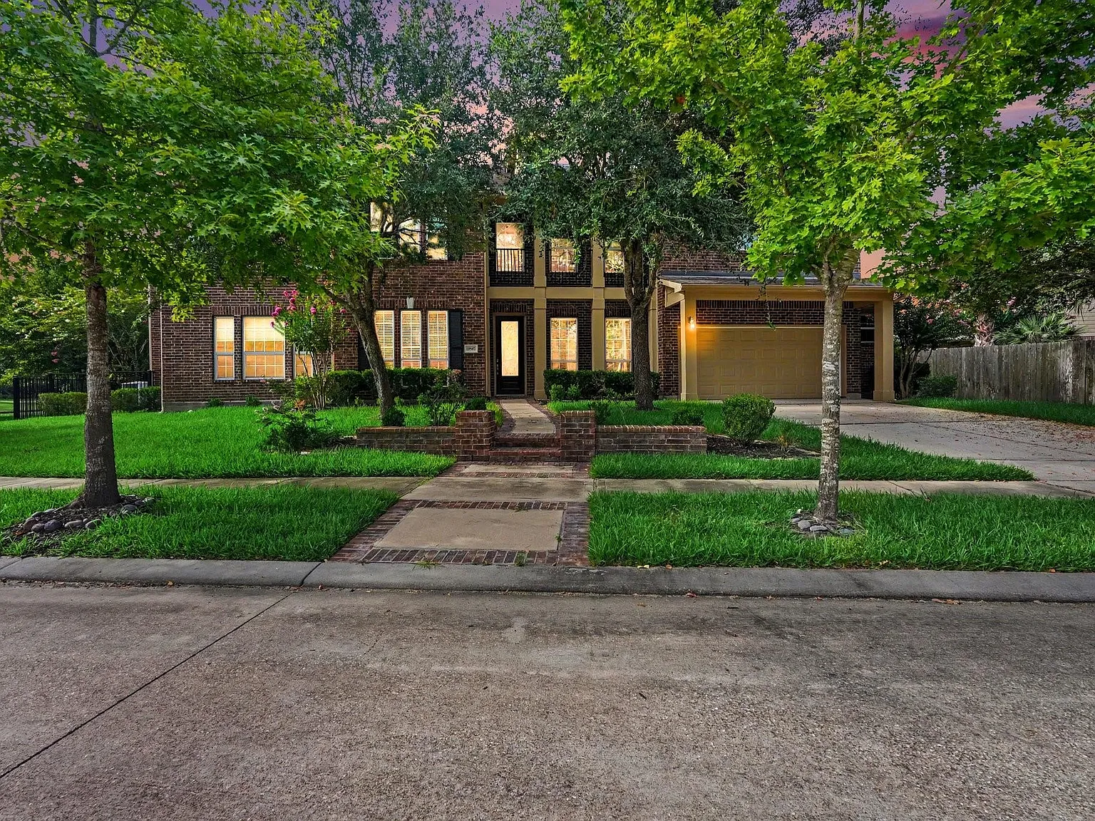 7 bed, 5.5 bath, 5933 sqft, $6,250 — Photo 2